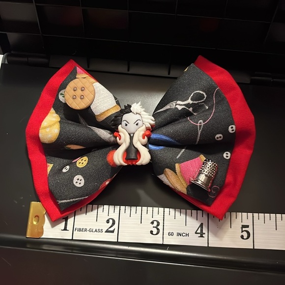 Disney’s Cruella bow - Picture 3 of 4